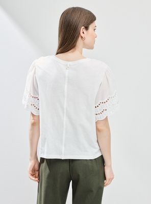 Imagen 2 del producto Polera con Detalle Bordado en Mangas y Borde Inferior
