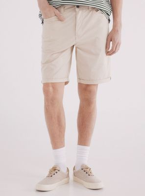 Shorts color ligero lavado slim fit