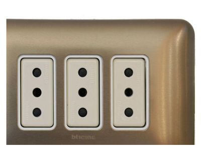 Imagen 2 del producto Toma triple 2 p+t 10 a nea titanio armada Bticino