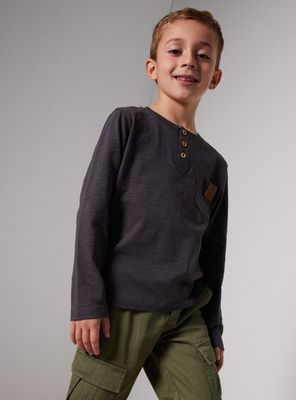 Imagen 2 del producto Polera Tipo Henley con Detalle en Bolsillo