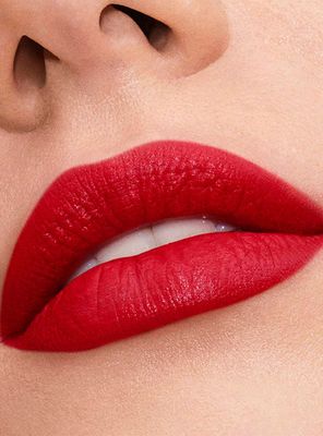 Imagen 2 del producto Labial  Pure Color Explicit Silk Matte Lipstick  Legendary Red 0.7 g