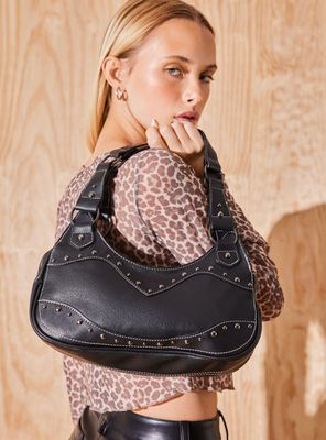Cartera de Hombro Detalle Boho con Tachas