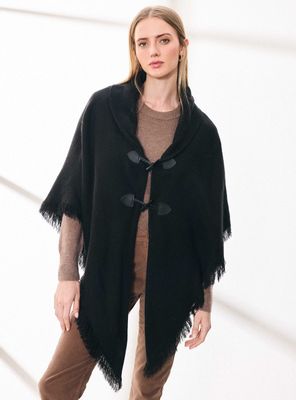 Chal Ruana Tejida Jacquard Bicolor con Broche