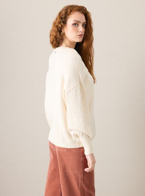 Sweater con Flores Bordadas en Relieve-1