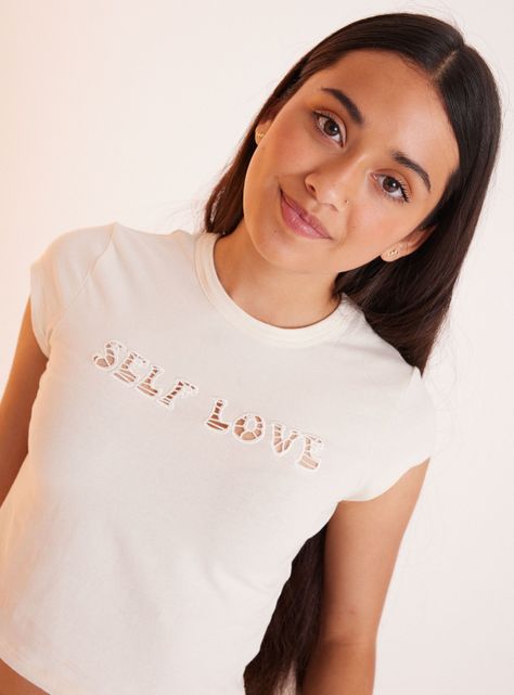 Polera Diseño Bordado con Hoyos en el Pecho-1