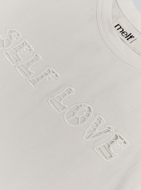 Polera Diseño Bordado con Hoyos en el Pecho-4