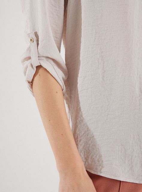 Blusa Satinada Con Pinza En Escote-3