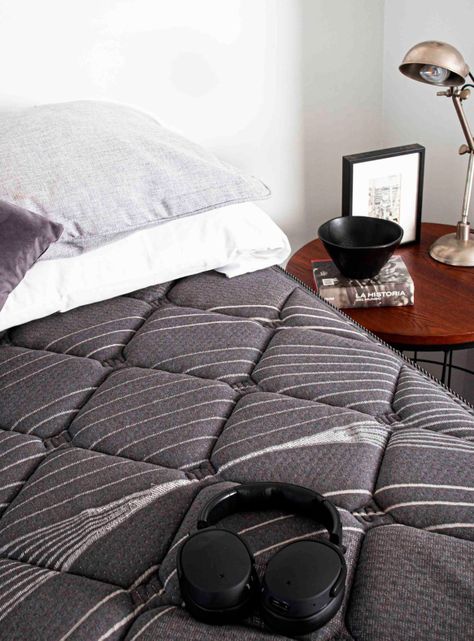 Cama Europea Black King + Respaldo con Velador Rover-6