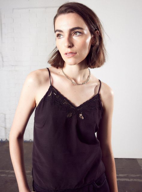 Blusa con Tirantes y Detalles Delanteros-2