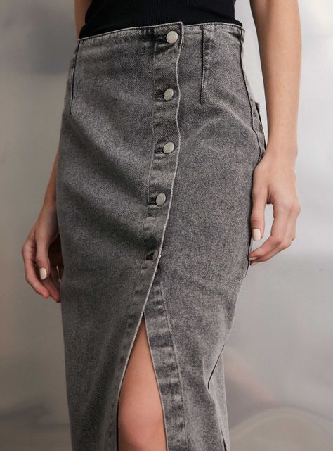 Falda Denim Abotonada con Abertura Diagonal-2