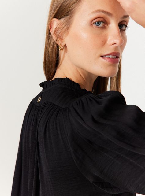 Blusa Satinada con Manga Abullonada-3