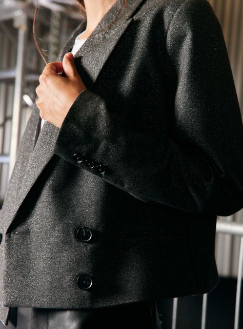 Blazer Crop Tela Detalle Metalizado y Abotonadura Cruzada-3