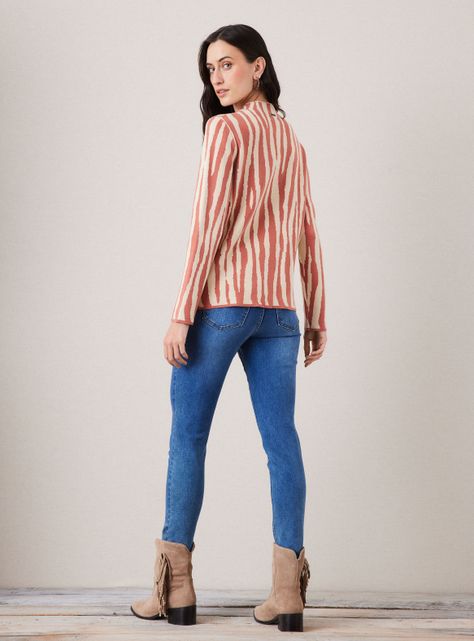 Sweater con Diseño Bicolor y Cuello Alto-5