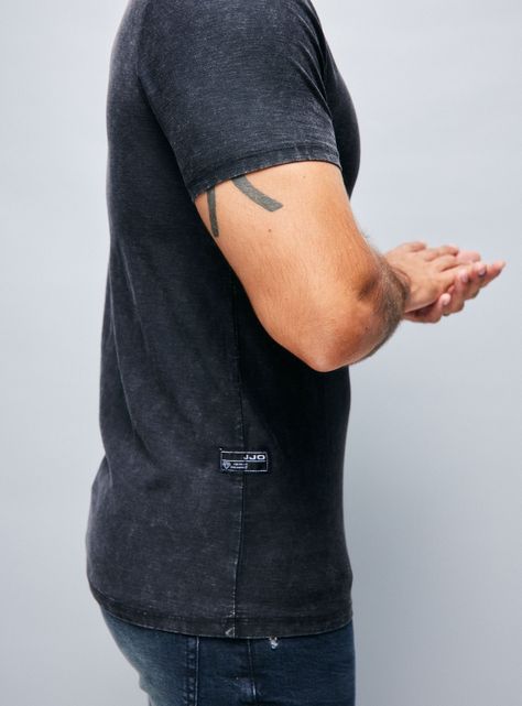 Polera Básica Ajustada Cuello V Lavado Ácido-3
