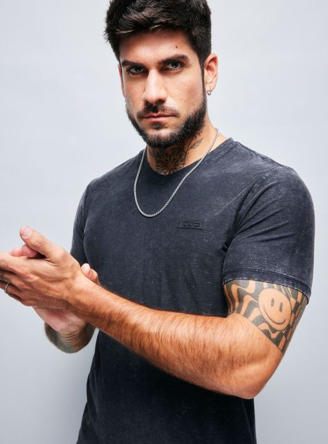 Polera Básica Ajustada Cuello V Lavado Ácido-2