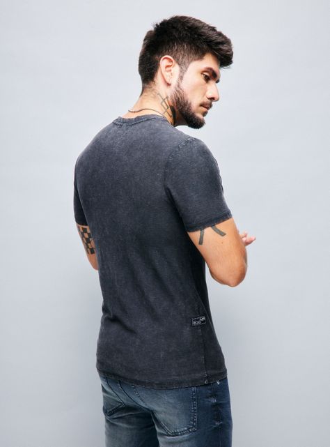 Polera Básica Ajustada Cuello V Lavado Ácido-1