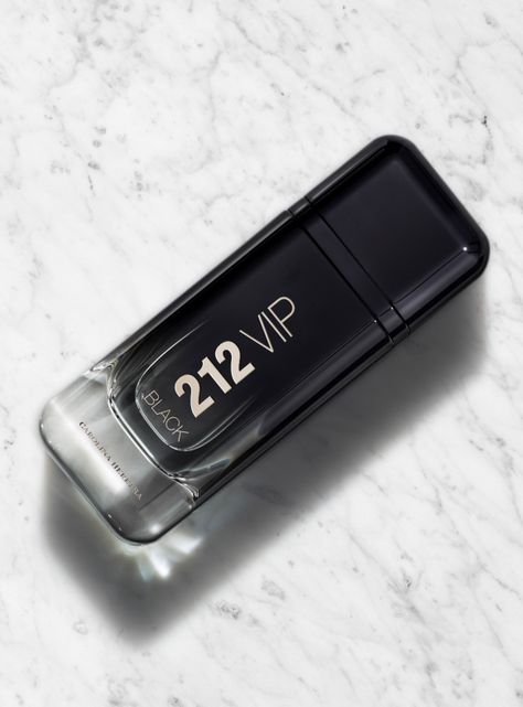 Perfume Carolina Herrera 212 Vip Black Hombre EDP 200 ml-3