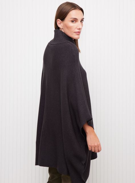 Sweater Poncho Tejido con Botones en Costados-1