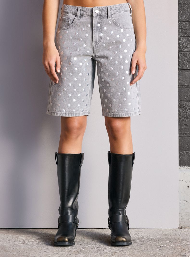 Short Bermuda Tachas Redondas