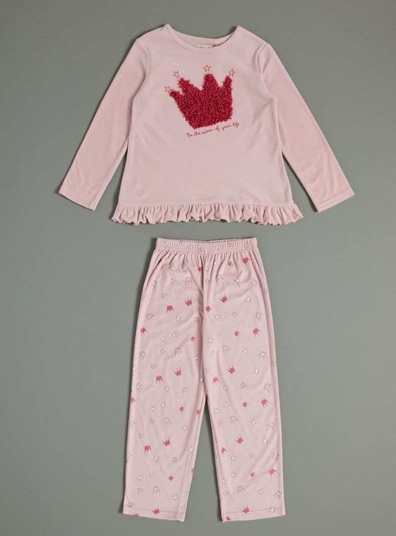 Pijama Bordado y Vuelos de Velour