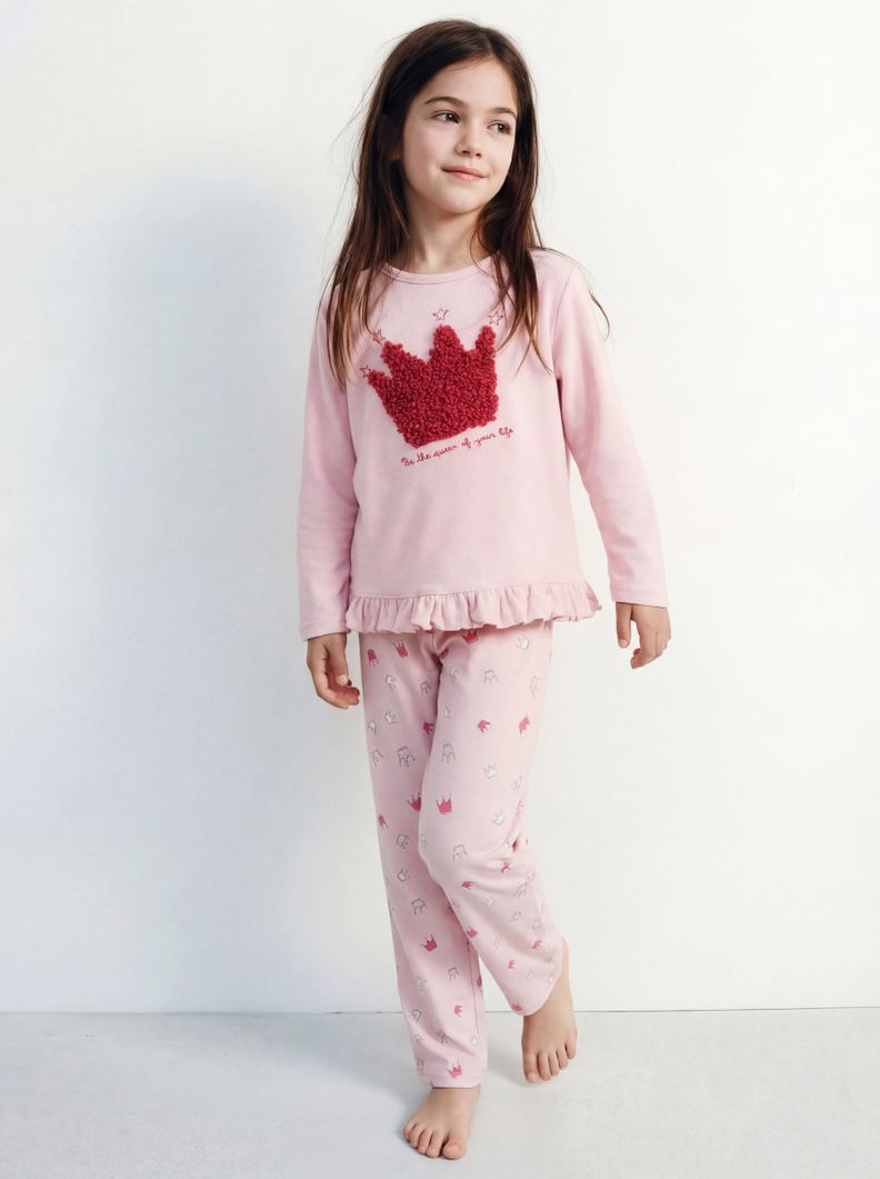 Pijama Bordado y Vuelos de Velour