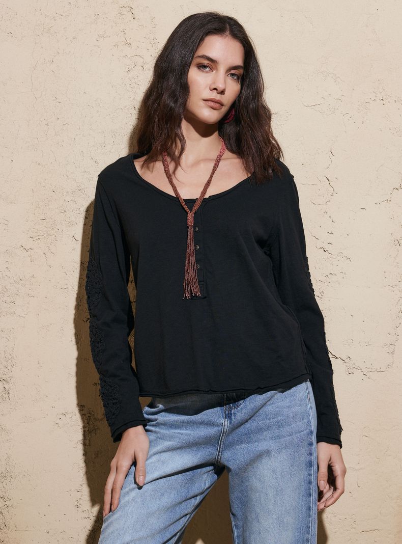 Polera con Detalle de Crochet en Mangas