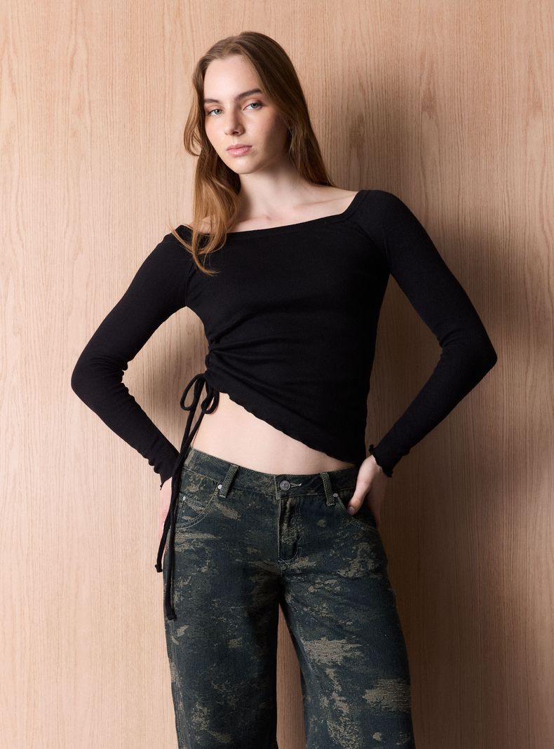 Polera Cuello Bote y Ajustes en Costados