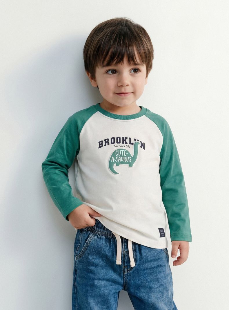 TRIBU POLERA RAGLÁN CON ESTAMPADO VARSITY