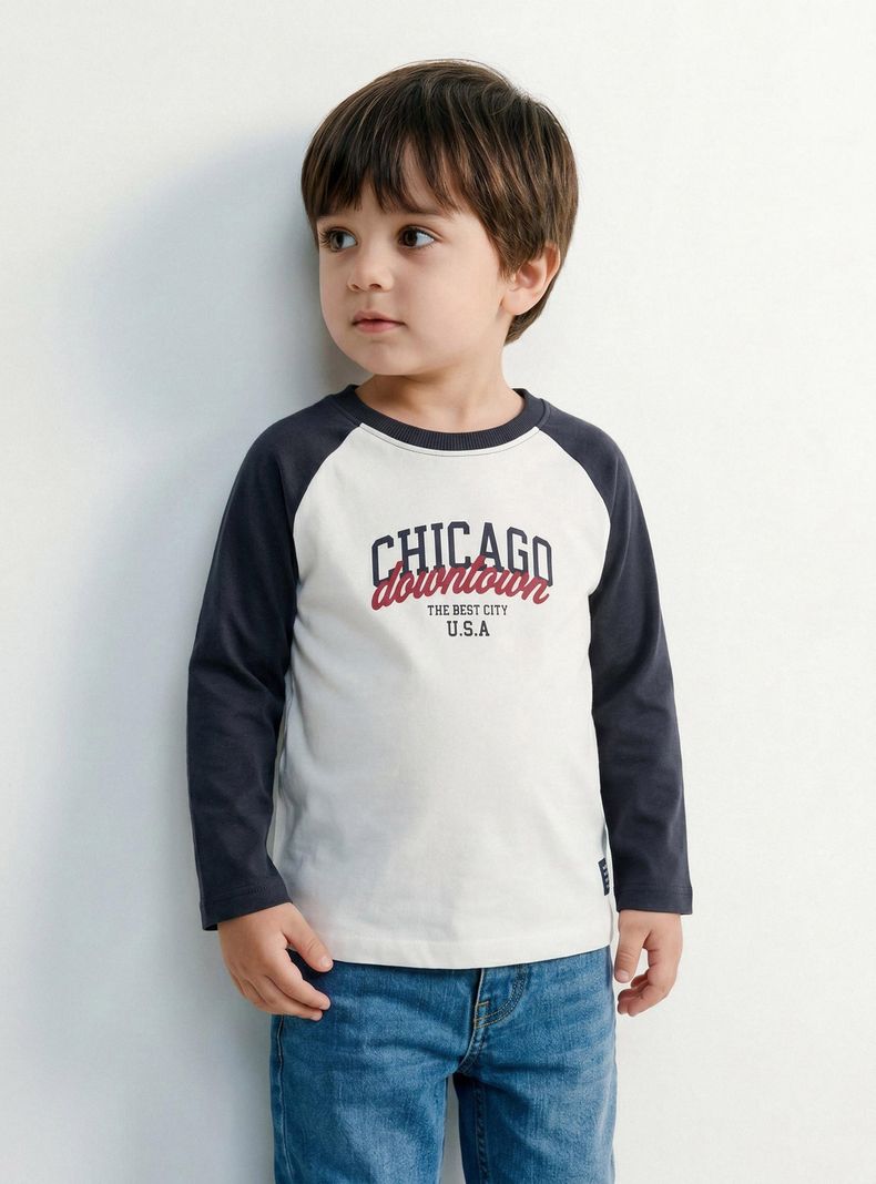 TRIBU POLERA RAGLÁN CON ESTAMPADO VARSITY