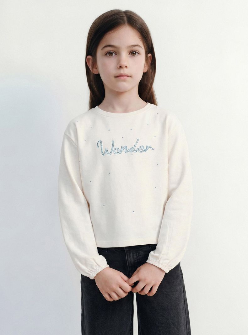 Polera Manga Larga Cuello Redondo con Texto y Brillos