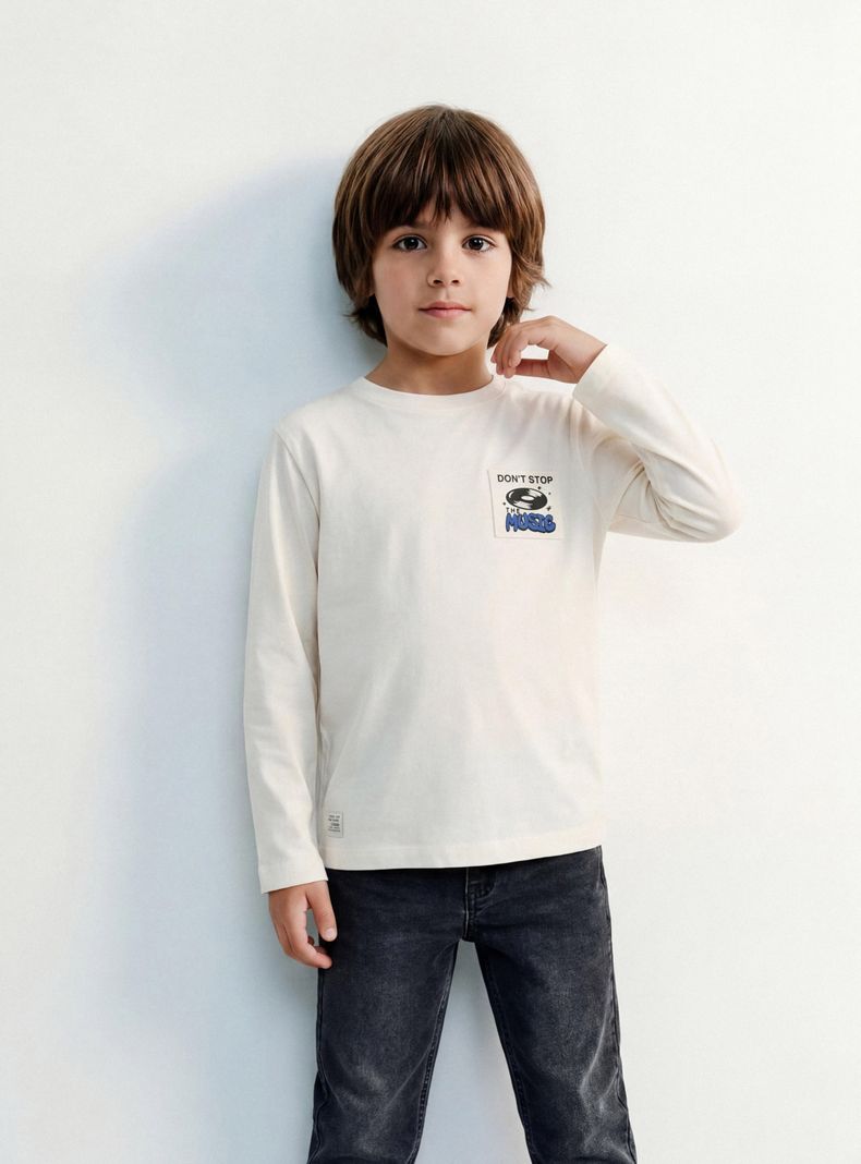 TRIBU POLERA PARCHE Y ESTAMPADO ESPALDA