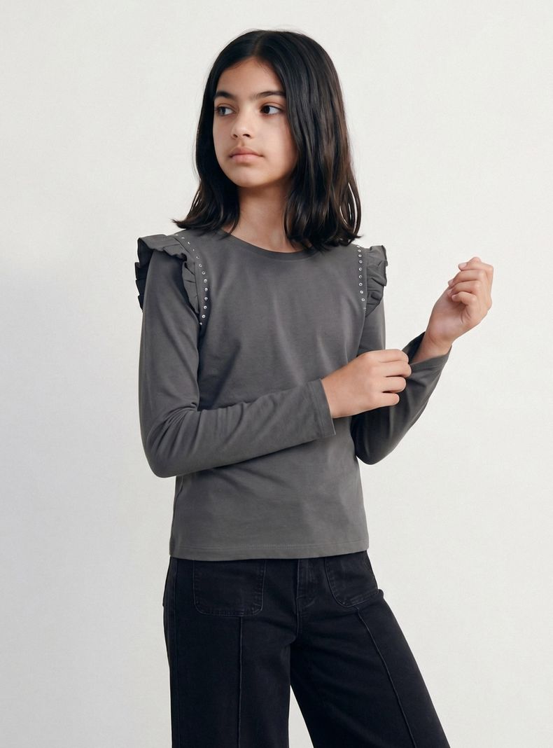MELT POLERA MANGA LARGA CON VUELOS Y TACHAS EN HOMBRO