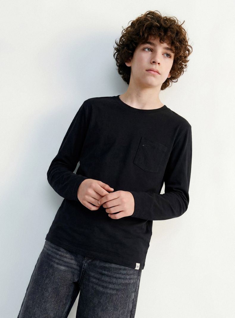 MELT POLERA BÁSICA COLOR SÓLIDO CON BOLSILLO NIÑO