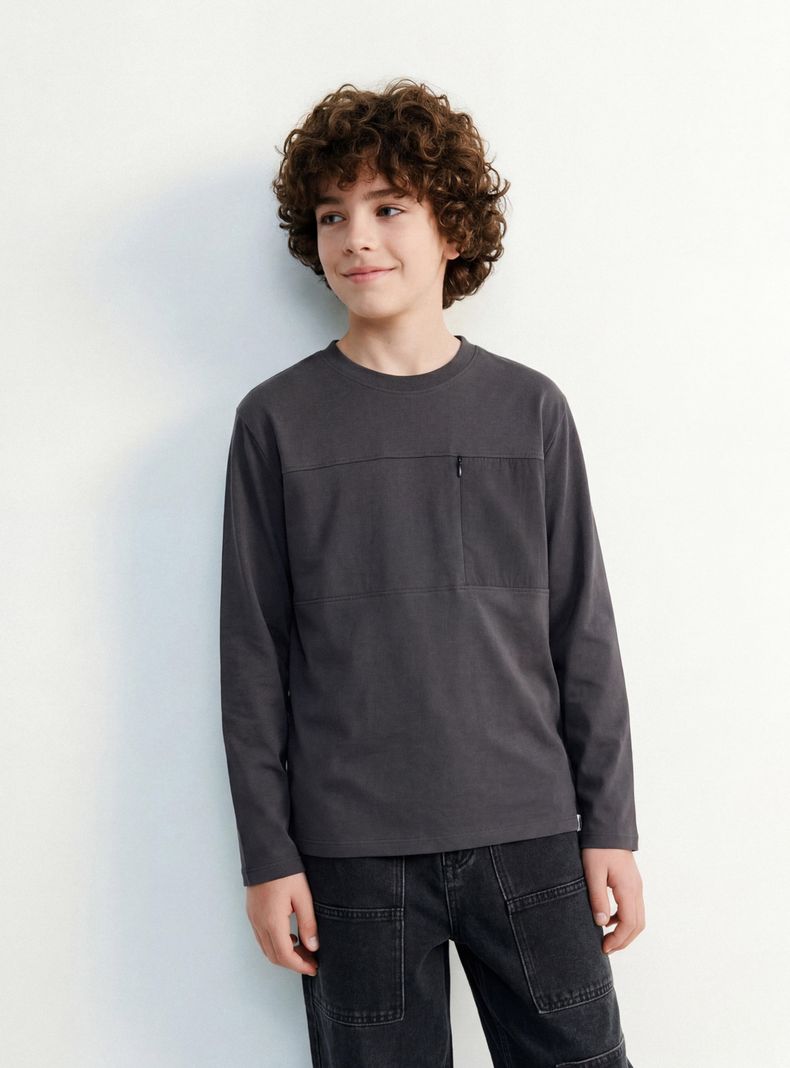 Polera Sólida con Corte y Cierre