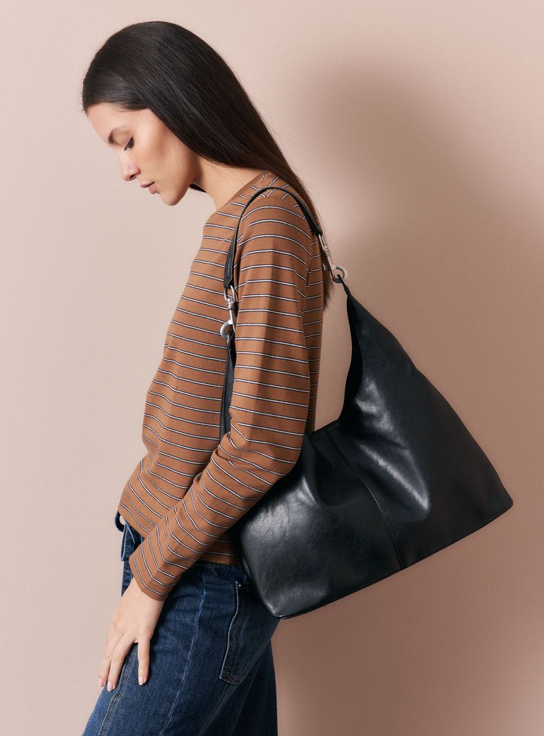 Cartera de Hombro Hobo con Detalle Mosquetón