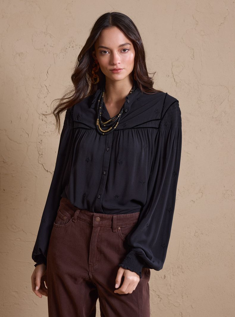 Blusa Cuello Mao con Vuelos y Bordado