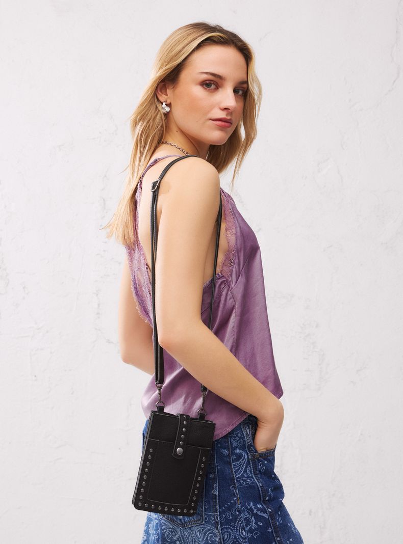 Cartera Porta Celular con Tachas de Cuero