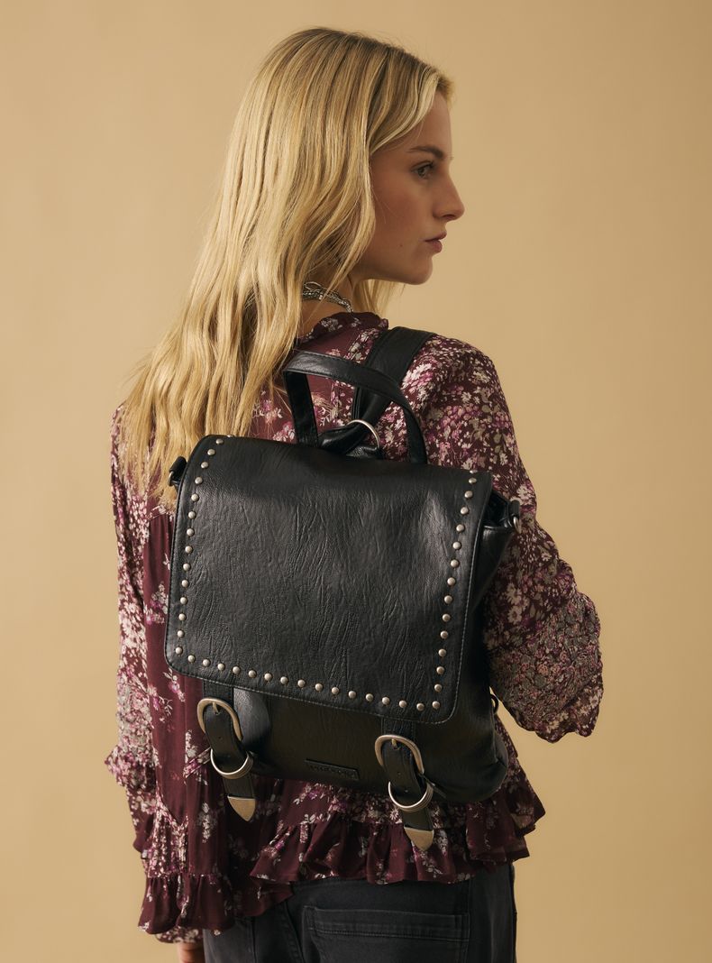 Mochila Urbana con Detalles Metálicos