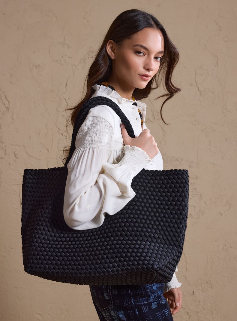 Cartera de Hombro Estilo Tote Entramada