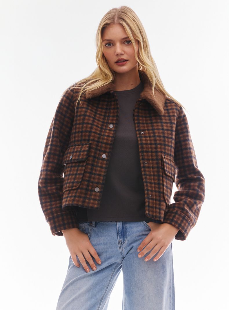 Chaqueta Pelo en Cuello Botones