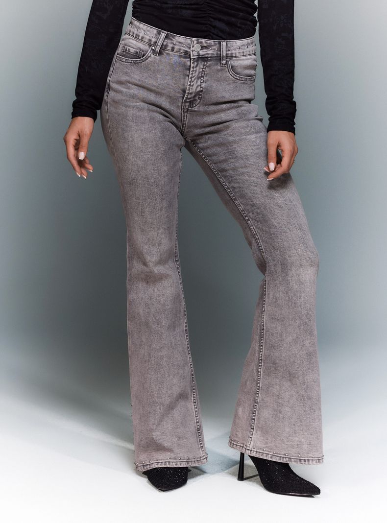 Jeans Flare con Abertura en la Bota y Aplicación de Tachas