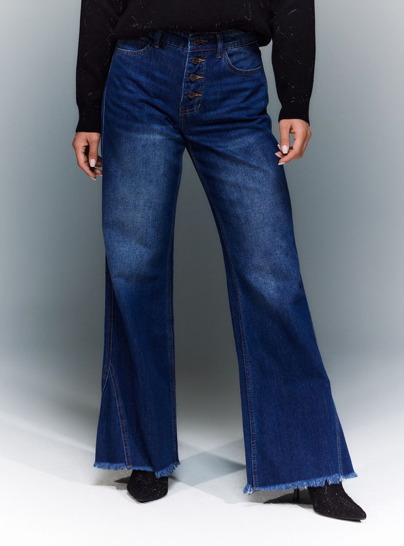 Jeans Wide Leg con Botones a la Vista y Corte en la Bota