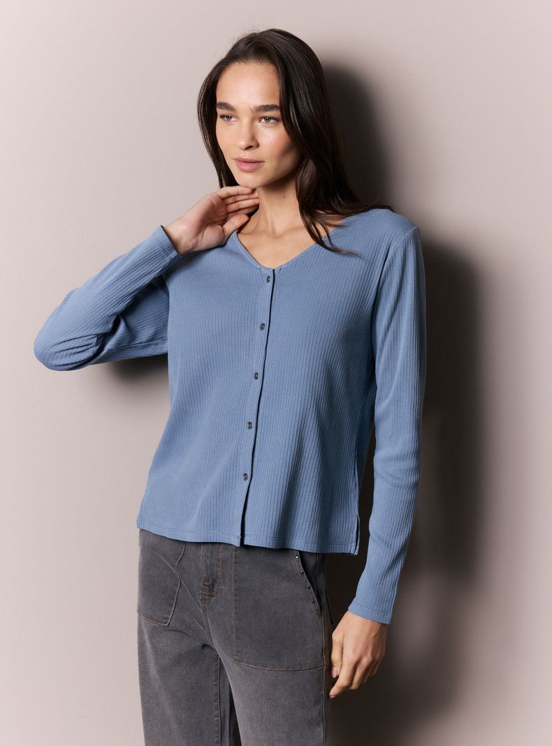 Polera Acanalada con Botones y Lavado Especial