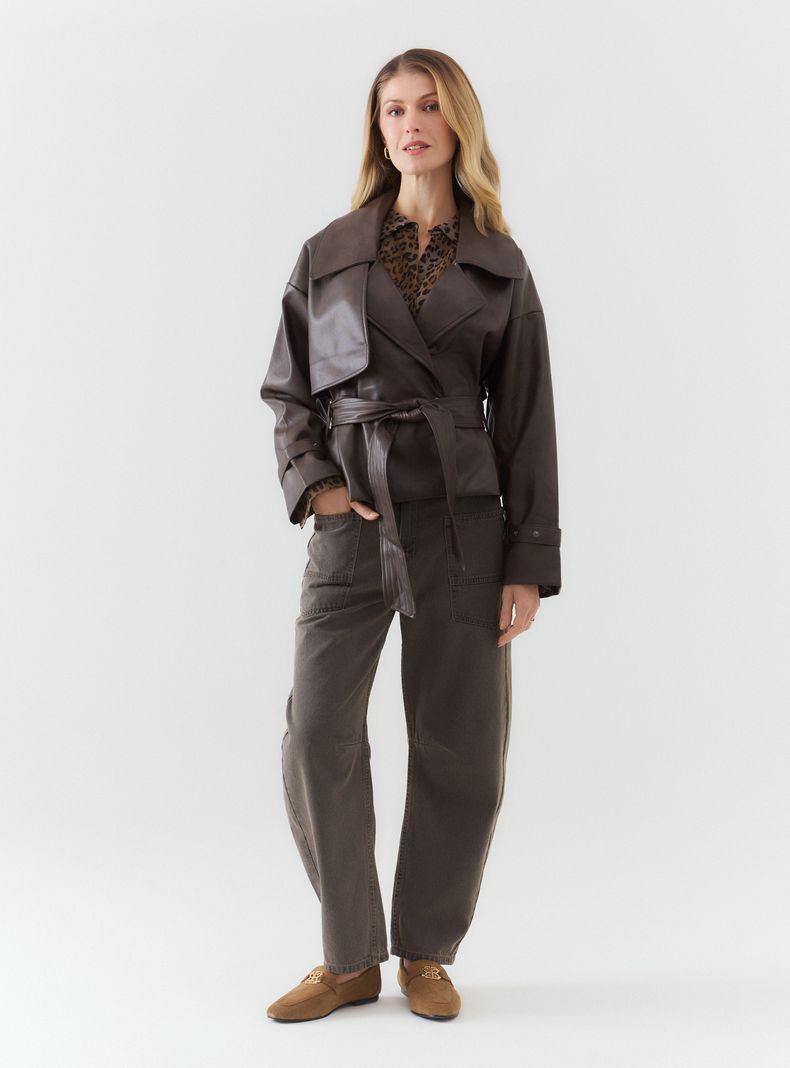 Chaqueta Trench Ecocuero Lazo y Botón Cecilia Bolocco | Paris.cl
