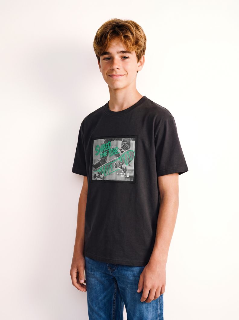 Polera Parche Frontal Estampado Deportivo