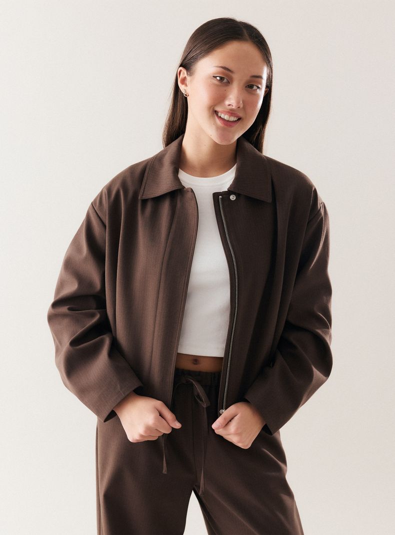 Chaqueta Oversize con Cierre Frontal y Cuello Camisero