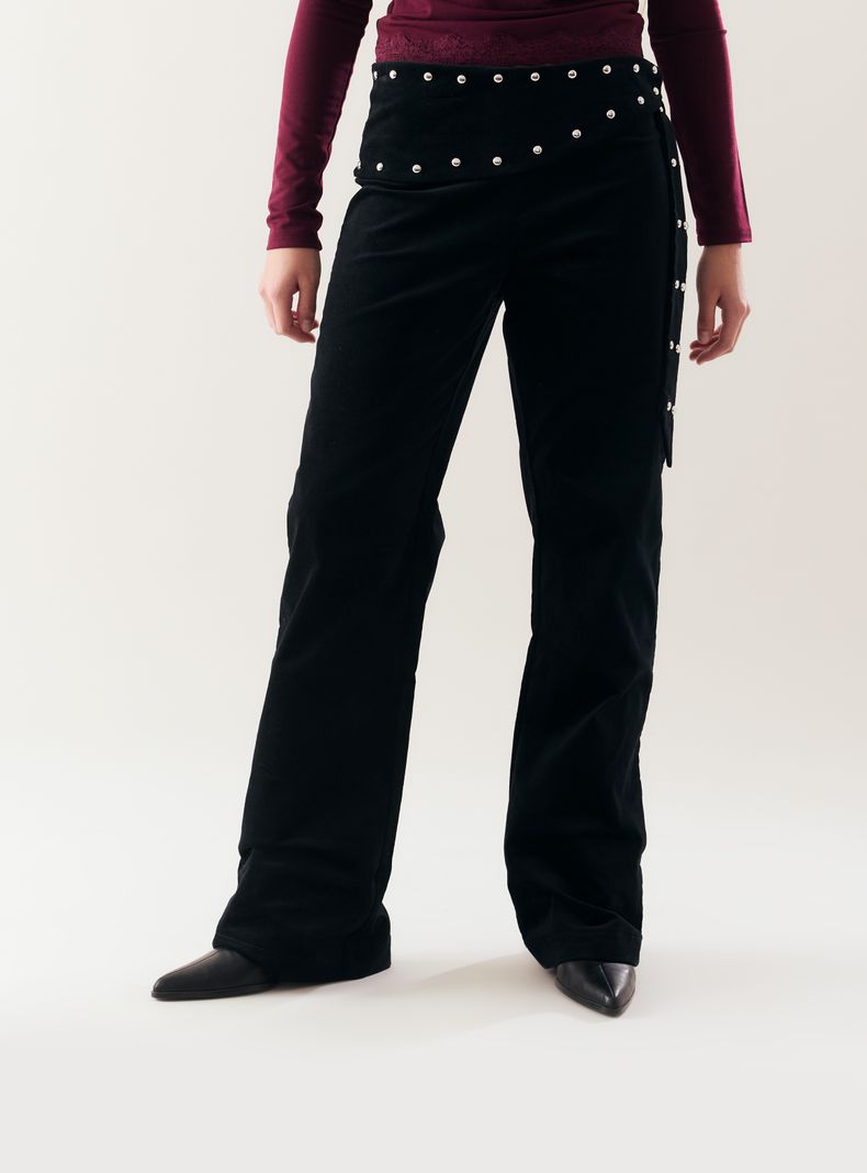 Pantalón Straight con Tachas Plateadas