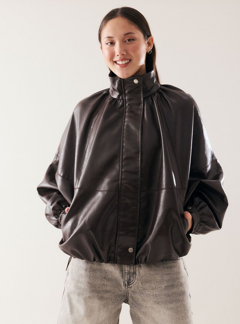 Chaqueta Oversize Cuello Alto con Botones Metálicos