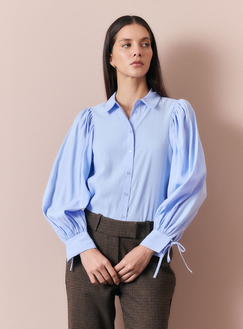 Blusa Camisera Fluida con Recogido en Hombros