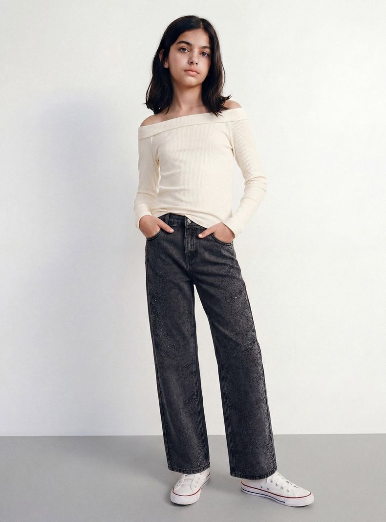 Jeans Wide Leg con Lavado Desgastado y Brillos Negros